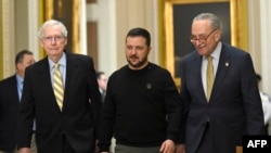 Ուկրաինայի նախագահ Զելենսկին ԱՄՆ Սենատի մեծամասնության առաջնորդ Չակ Շումերի և փոքրամասնության առաջնորդ Միթչ Մաքքոնելի հետ