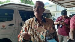 Anggota Kompolnas Yotje Mende memberikan keterangan di Jakarta, Senin 6/1 (foto: VOA/Fathiyah).