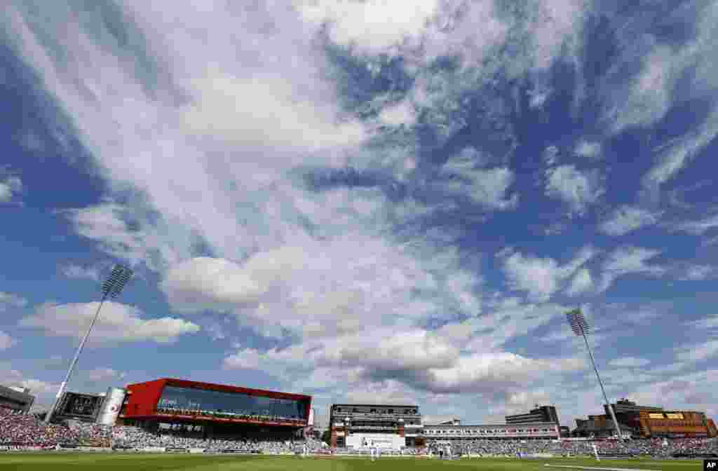Awan-awan tampak menggantung dramatis di langit ketika regu Inggris bertanding melawan Australia pada hari kedua pertandingan The Ashes Test yang diselenggarakan di lapangan cricket Old Trafford&nbsp; di Manchester, Inggris.