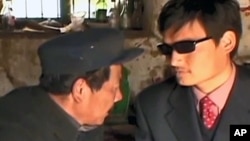 图为山东盲人维权人士陈光诚（右）资料图