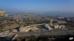 ګوادر د پاکستان د قومي ګرېډ یا د بجلۍ د قومي نظام سره نه دی تړل شوی او د ښاره زیاتره خلک زیاتره بجلي د ایران او یا د شمسي توانای د ښيښو نه ترلاسه کوي. صفا اوبه هم په مناسب مقدار کې نیشته