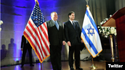 مایک پمپئو به همراه سفیر اسرائیل در واشنگتن در جشن هفتاد و یکمین سالگرد تاسیس کشور اسرائیل در واشنگتن
