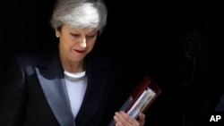 Perdana Menteri Inggris Theresa May meninggalkan kantornya, 10 Downing Street untuk menghadiri pertemuan mingguan di Parlement, Rabu, 22 Mei 2019.