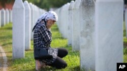 Članovi porodica pred grobovima ubijenih u genodicu u Srebrenici 11. jula 2023. (Foto: AP/Armin Durgut)