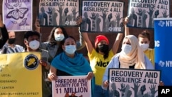 ARHIVA - Demonstranti u Njujorku traže od novoizabranog predsednika Džoa Bajdena da mu imigraciona reforma bude prioritet, 9. novembar 2020. (Foto: AP)