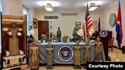 ពិធី​ប្រគល់​វត្ថុសិល្បៈ​បុរាណ​ខ្មែរ​មក​ឱ្យ​រដ្ឋាភិបាល​កម្ពុជា​វិញ នៅ​ការិយាល័យ​រដ្ឋអាជ្ញា​សង្កាត់ Manhattan រដ្ឋ New York សហរដ្ឋ​អាមេរិក កាលពី​ថ្ងៃទី៩ ខែមិថុនា ឆ្នាំ២០២១។ (រូបថត៖ ស្ថានឯកអគ្គរាជទូត​កម្ពុជា​ប្រចាំ​សហរដ្ឋ​អាមេរិក)