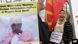 Indonesian workers shout slogans during a protest against the alleged abuse of Sumiati, an Indonesian worker in Saudi Arabia, outside the Parliament, Jakarta, Indonesia, (File).