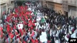 Một bức ảnh trích từ video cho thấy cuộc biểu tình của sinh viên Syria ở thành phố Homs