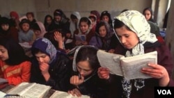 Girl students of different ages in class at Lycee Ferdeusi in Kabul, Pakistan. (UNESCO/Manoocher)