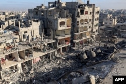 Una vista general muestra el edificio destruido y los escombros de la mezquita de al-Faruq el 22 de febrero de 2024, tras un ataque aéreo israelí nocturno en el campo de refugiados de Rafah, en el sur de la Franja de Gaza. (Foto de SAID KHATIB / AFP)