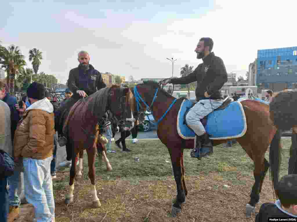 Başkent Şam'ın merkezindeki meydanlarda ve ana caddelerde insanlar gruplar halinde Esat&rsquo;ın devrilmesini kutluyor