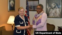 Amerikaning O'zbekistondagi elchisi Pamela Spratlen Inson huquqlari alyansi rahbari Yelena Urlayeva bilan, 11-iyun, 2015, Toshkent