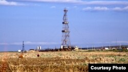 Natural gas, one of the most abundant energy sources in the world, is favored by many nations as a transition fuel to a greener economy, as shown in this drilling rig in Uchsay, Uzbekistan. (Anatoliy Rakhimbayev)