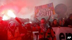 Des manifestants protestent contre les changements prévus par le gouvernement concernant l'âge de la retraite à Paris, France, le mercredi 15 mars 2023. 