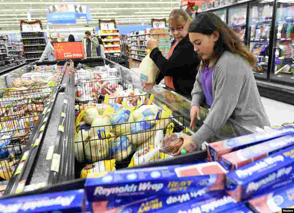 Tina Corpus and her daughter, Christina, shop for turkey in Los Angeles, California, Nov. 26, 2013. 