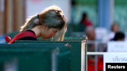 Seorang warga mengikuti pemilihan umum awal di sebuah TPS di Bangkok, Thailand 17 Maret 2019. (Foto: dok).