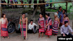 រូបភាពដកស្រង់ចេញពីវីដេអូឯកសាររបស់អង្គកាសង្រ្គោះសត្វព្រៃ «កុលសម័្ពន្ធយើង បេតិភ័ណ្ឌយើង» បង្ហាញពីជនជាតិកាវ៉ែតកំពុងរាំលេងក្នុងពិធីបុណ្យភូមិ។