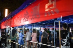 Dari foto yang dirilis oleh Kantor Berita Xinhua China ini, terlihat antrean warga untuk tes COVID-19 di Nanjing, Provinsi Jiangsu, China timur, Rabu, 28 Juli 2021.