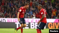 Thomas Mueller du Bayern Munich jubile après son premier but avec Jerome Boateng, lors d’un match de la bundesliga, 24 août 2018 
