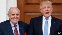 Según informó un comunicado, el pasado 29 de noviembre el mismo Giuliani se reunió con Trump y le pidió que "eliminara su nombre para que fuera considerado para una posición en la nueva Administración".