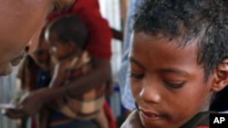 資料照片：2011年8月11日，一名索馬里兒童在多洛阿多難民營接種麻疹疫苗。