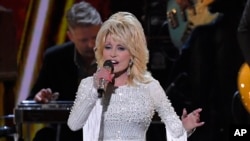 Dolly Parton di panggung CMA Awards ke-53 di Nashville, Tennessee,13 November 2019. (Foto: dok).
