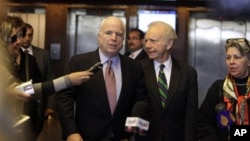 U.S. Senators John McCain, R-Ariz., left, and Joseph Lieberman (flle photo)