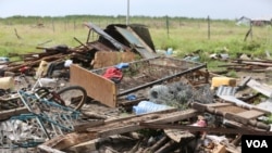 Government tractors descend on homes in Ruai area in Nairobi. Families had little time to salvage their belongings. (Mohammed Yusuf/VOA)