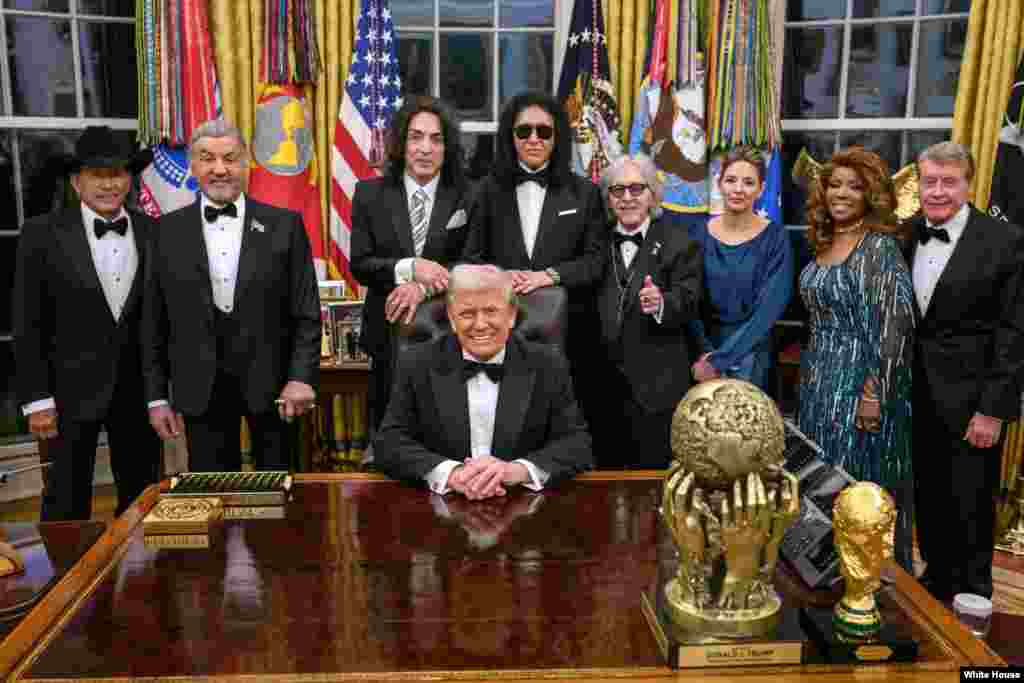 دریافت‌کنندگان نشان افتخار سال ۲۰۲۵ مرکز هنری «کِنِدی» در کنار دونالد ترامپ، رئیس جمهوری ایالات متحده آمریکا