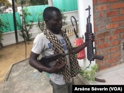 Le colonel Korombo remettant ses deux kalachnikovs à Kinkala, au Congo-Brazzaville, le 23 septembre 2018. (VOA/Arsène Séverin)