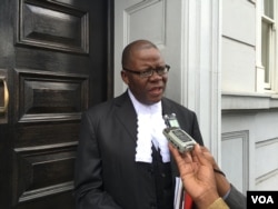 FILE - Human rights lawyer, former Zimbabwe finance minister Tendai Biti, addressing journalists outside court. (Sebastian Mhofu/VOA)