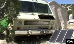 Warga Safe Haven menggunakan panel sinar matahari untuk menangkap sumber energi mereka.