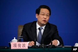 2016年3月12日，中国保险监督管理委员会主席项俊波在人大会议期间的记者会上讲话