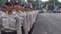 Sejumlah siswa dari Sekolah Polisi Negara (SPN) Purwokerto, Banyumas, Jawa Tengah, berkumpul dalam suatu seremoni di lapangan sekolah pada 29 Desember 2017. (Foto: Facebook/Polwan.Polri.go.id)