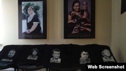 Azərbaycanın həbsdə olan hüquq müdafiəçilərinin portretləri olan köynəklər