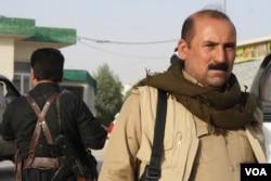 As civilian volunteers wait for their convoy to Kirkuk, Peshmerga fighters returning from battle say they were losing ground because forces under the control of Baghdad have better weapons on Oct. 16, 2017 north of Kirkuk, in the Kurdistan Region of Iraq.(Photo: H. Murdock / VOA)