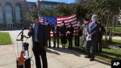 一位八年级学生家长詹姆斯·潘(James Pan)谈到了他和其他家长对费尔法克斯县教育局提出的诉讼，该局计划改革托马斯·杰斐逊科技高中的招生程序，该高中是全美一所知名的精英高中，经常被列为全美最好高中之一。(资料照片，2020年11月5日）