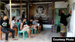 Para siswa Sekolah Pedalangan Wayang Sasak mengikuti proses belajar di bawah bimbingan Dalang Sukardi. (Foto: Courtesy wayangsasak.org)