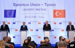 (L-R) Bulgaria's Prime Minister Boyko Borisov, European Council President Donald Tusk, Turkey's President Recep Tayyip Erdogan and head of the European Commission Jean-Claude Juncker, attend a joint news conference on the conclusion of the EU-Turkey summit, in the Black Sea resort of Varna, Bulgaria, March 26, 2018.
