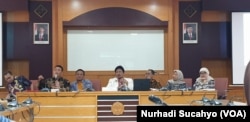 Rektor Universitas Islam Negeri Sunan Kalijaga Yudian Wahdyudi (tengah), promotor, dan dosen penguji menjawab berbagai pertanyaan seputar disertasi Abdul Azis, di Yogyakarta, Jumat, 30 Agustus 2019. (Foto: Nurhadi Sucahyo/VOA)