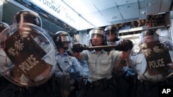 亲中人士与要求民主的抗议者在香港九龙湾淘大商场对峙并打斗，警方介入。(2019年9月14日)