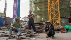 រូបឯកសារ៖ ក្រុម​កម្មករ​សម្រាក​ពី​ការងារ​ពេល​រសៀល ក្រោយ​បញ្ចេញ​ពលកម្ម​ពេញ​មួយថ្ងៃ សាងសង់​អគារ​មួយ​នៃ​ក្រុងព្រះសីហនុ ដែល​បច្ចុប្បន្ន​ក្លាយជា​តំបន់​ដែល​កំពុង​រីក​លូតលាស់​ដោយ​អគារ​ធំតូច​ស្កឹមស្កៃ ស្រប​ពេល​ដែល​មាន​ការ​ហូរ​ចូល​នៃ​ទំហំ​វិនិយោគ​យ៉ាង​គំហុក​របស់ក្រុមហ៊ុនចិន។