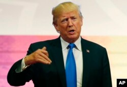 លោកប្រធានាធិបតីអាមេរិក ដូណាល់ ត្រាំ ថ្លែង​នៅក្នុង​កិច្ច​ប្រជុំ​កំពូលមួយ នៅទីក្រុង​ម៉ានីល ប្រទេសហ្វីលីពីន កាលពីថ្ងៃអង្គារ ទី១៤ ខែវិច្ឆិកា ឆ្នាំ២០១៧។