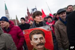 រូបឯកសារ៖ ពលរដ្ឋ​រុស្ស៊ី​កាន់​រូប​ថត Stalin ដើម្បី​រំឭ​ខួប​ទី​៦៤នៃ​មរណភាព​របស់​លោក នៅ​ទីក្រុង​មូស្គូ កាល​ពី​ខែ​មីនា។