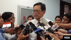 រូបឯកសារ៖ លោក វ៉ា គឹមហុង ថ្លែង​ទៅ​កាន់​អ្នក​សារព័ត៌មាន​ បន្ទាប់​ពី​កិច្ច​ប្រជុំ​ចង្អៀត​គណៈ​កម្មការ​ចម្រុះ​កិច្ចការ​ព្រំដែន​កម្ពុជា​វៀតណាម កាល​ពីថ្ងៃទី​៣០ ខែ​សីហា ឆ្នាំ​២០១៦។ (VOA)