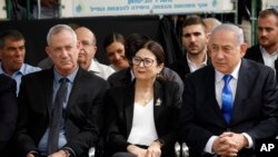 Le chef du parti bleu et blanc, Benny Gantz, à gauche, Esther Hayut, la juge en chef de la Cour suprême d'Israël, et le Premier ministre Benjamin Netanyahu assistent à une cérémonie à la mémoire de l'ancien président Shimon Peres à Jérusalem, le 19 septembre 2019.