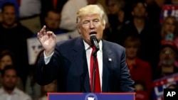 កាយវិការ​របស់​ប្រធានាធិបតី​ជាប់​ឆ្នោត​ Donald Trump នៅ​ពេល​ដែល​លោក​កំពុង​ថ្លែង​សុន្ទរកថា​ក្នុង​កម្មវិធី​ «សហរដ្ឋអាមេរិក​សូមអរគុណ» ក្នុងទីក្រុង​​ Cincinnati កាល​ពី​ថ្ងៃទី០១ ធ្នូ​២០១៦។