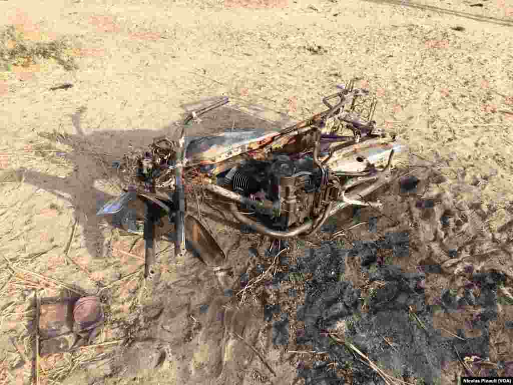 Wani babur da &#39;yan Boko haram suka kai hari kanta a kauyen Zenam Kelouri (VOA/Nicolas Pinault)