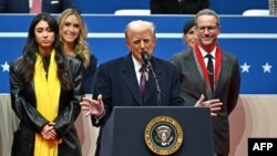 যুক্তরাষ্ট্রের প্রেসিডেন্ট ডনাল্ড ট্রাম্প গাজায় ইসরায়েলি জিম্মিদের পরিবারের সদস্যদের সাথে নিয়ে ওয়াশিংটনের ক্যাপিটাল ওয়ান অ্যারেনায় সমর্থকদের উদ্দেশ্যে ভাষণ দিচ্ছেন। ফটোঃ ২০ জানুয়ারি, ২০২৫। 