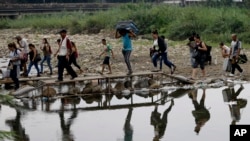 Venezuelans cross illegally into Colombia near the Simon Bolivar International Bridge.
